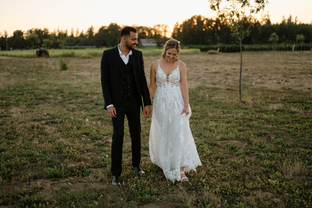 Oregon Photographer, backyard wedding, Bridal portraits, large groom portraits 