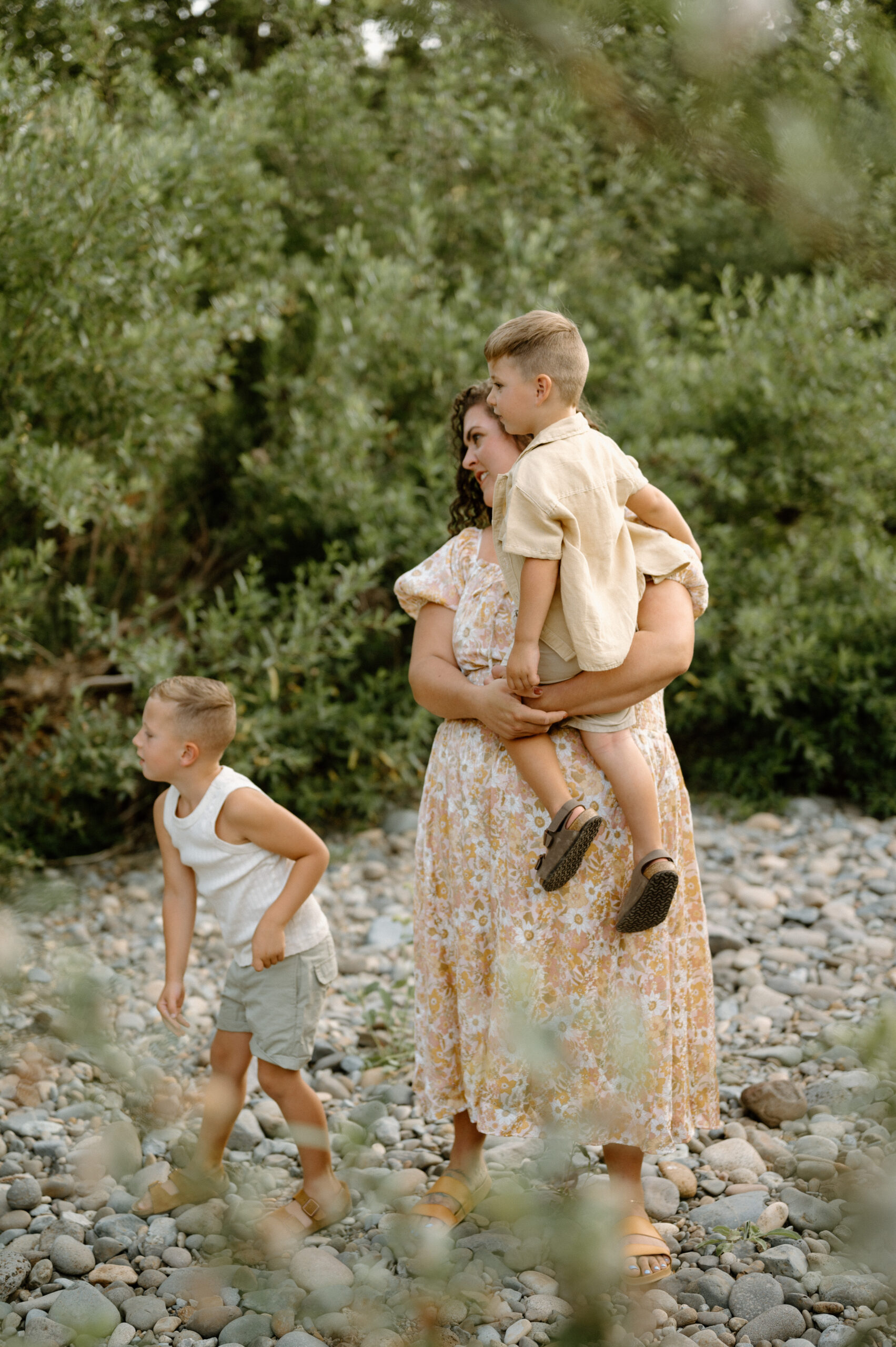 summer family photos Vancouver Washington Photographer, golden hour, motherhood photo, what to wear, boys style