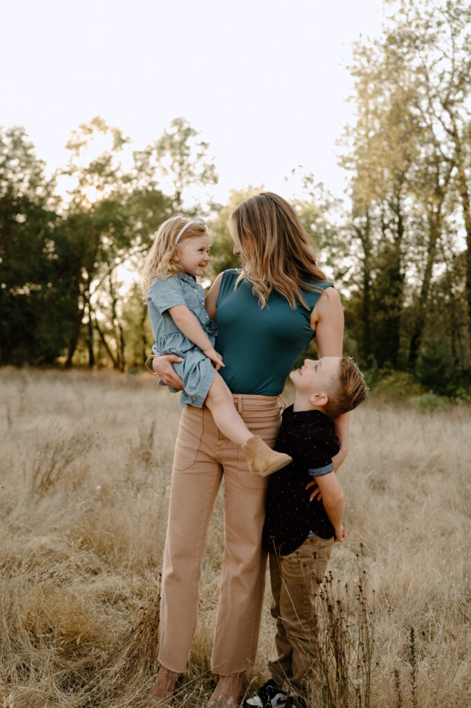 motherhood photography, Oregon, Columbia River Gorge fall family photos