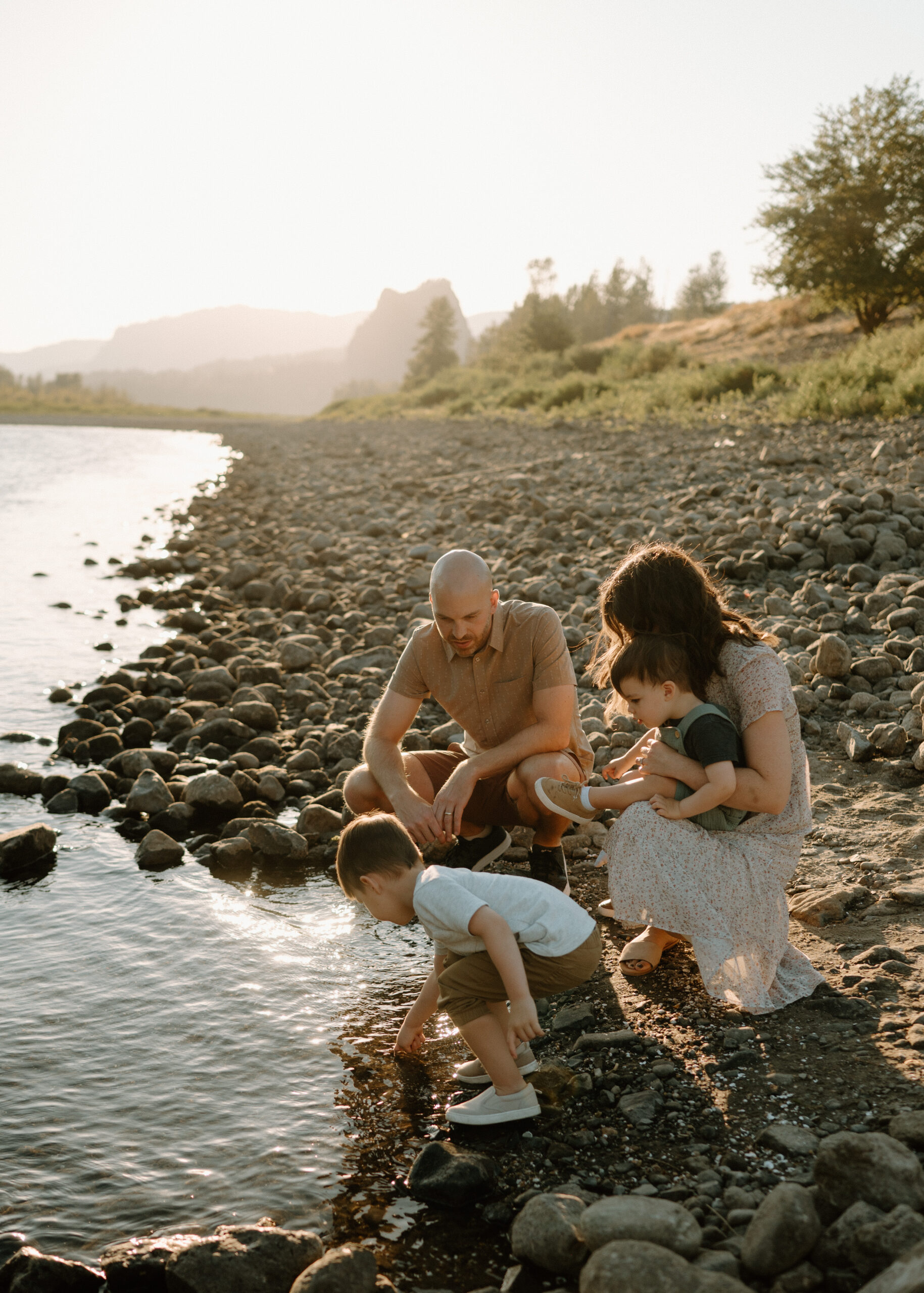 PNW Columbia River Gorge Family Photography, Washington, summer photos, what to wear for family photos. Forgette Photo