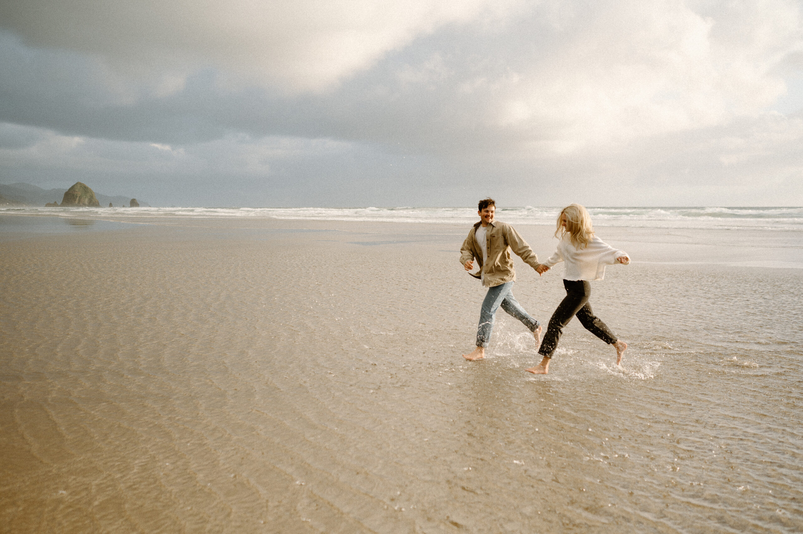 Oregon Coast Engagement Photos, what to wear to engagement photos, Washington wedding photographer 